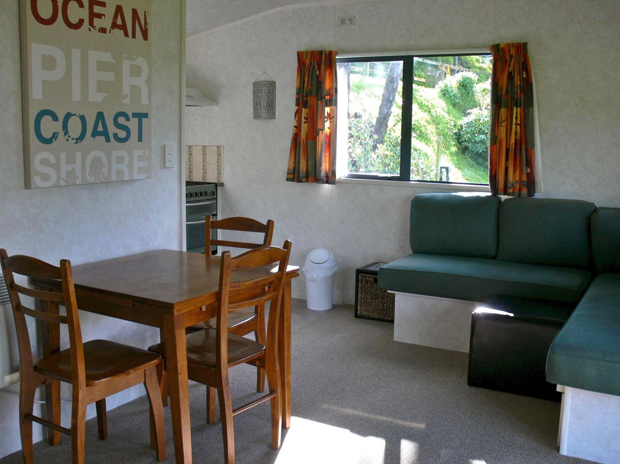 Oakura Beach Holiday Park Extérieur photo